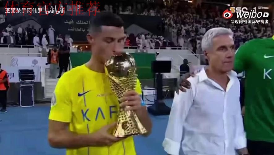 金子做的还是银子做的？梅西仔细掂量印度行活动巨大奖杯